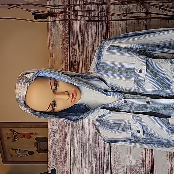 BOSTON TRADERS BLUE LONG ROLL-TAB SLEEVE LINED HOODED BUTTON-UP SHIRT - Picture 8 of 16